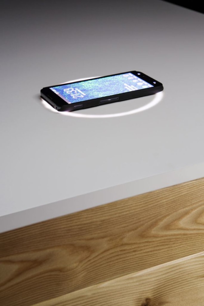 High Tech Office Desk Katedra with Wireless Phone Charger by Desnahemisfera