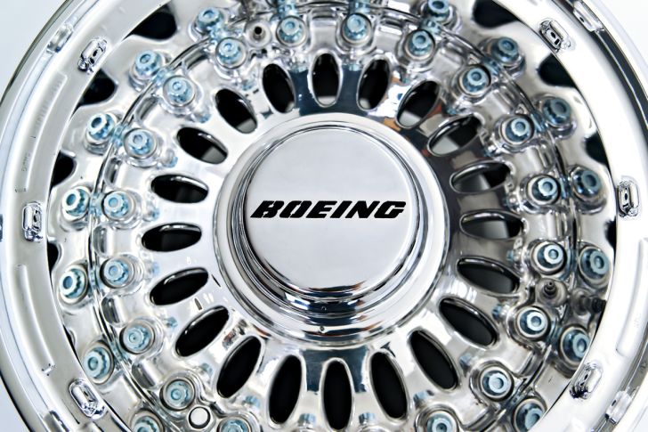 Boeing 777 Wheel Coffee Table Silver Round Coffee Table with Glasstop made from Boeing 777 Wheel