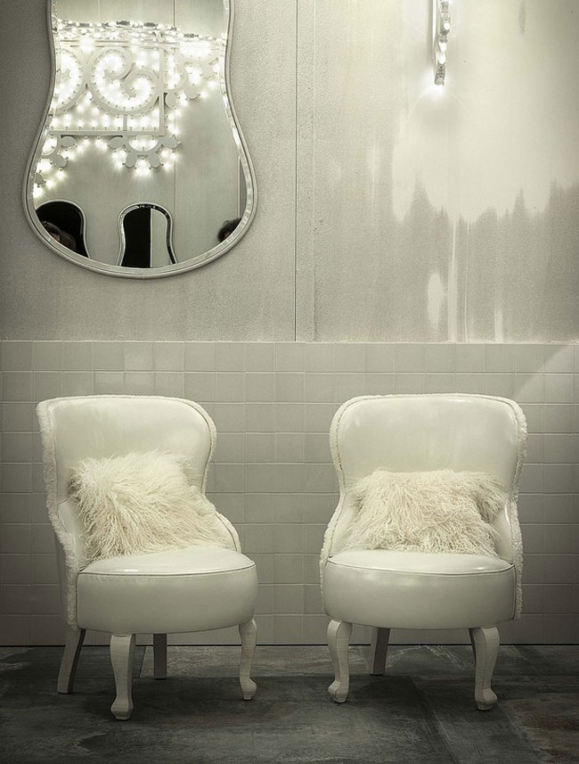  White Living Room Furniture Guitar Shaped Mirror with White Flufy Chairs