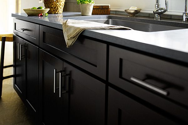 shaker-style-furniture-shaker-style-kitchen-furniture-cabinet-covered-with-paint-and-marble-countertop-stainless-steel-faucet