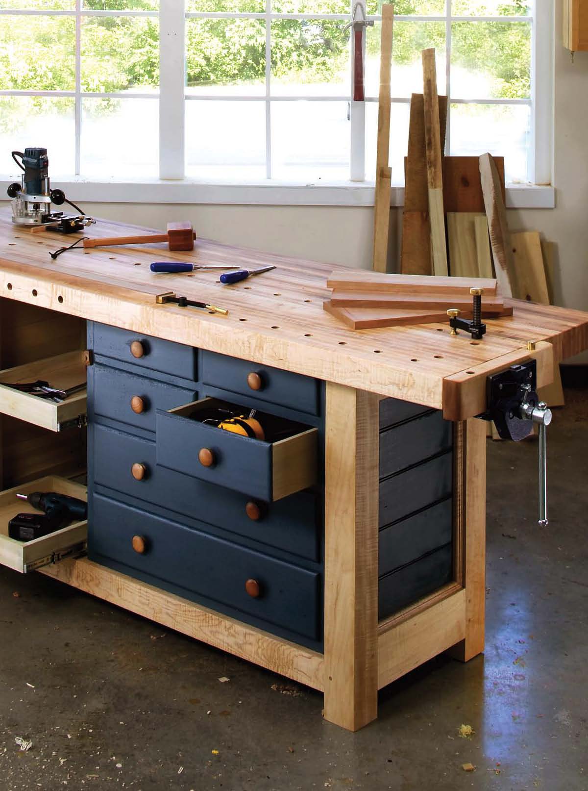 Nice Woodworking Craftsman Workbench with Drawers and Storage