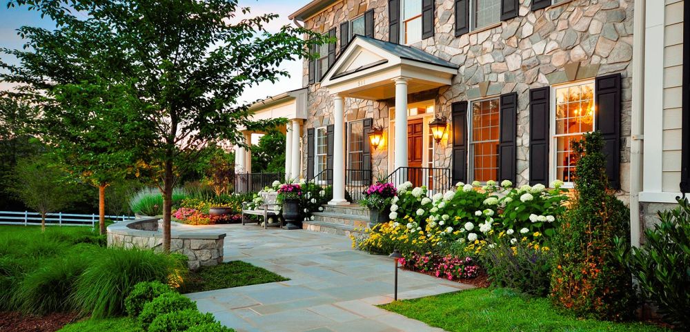 perfect front yard with outstanding exterior design and two outdoor lights