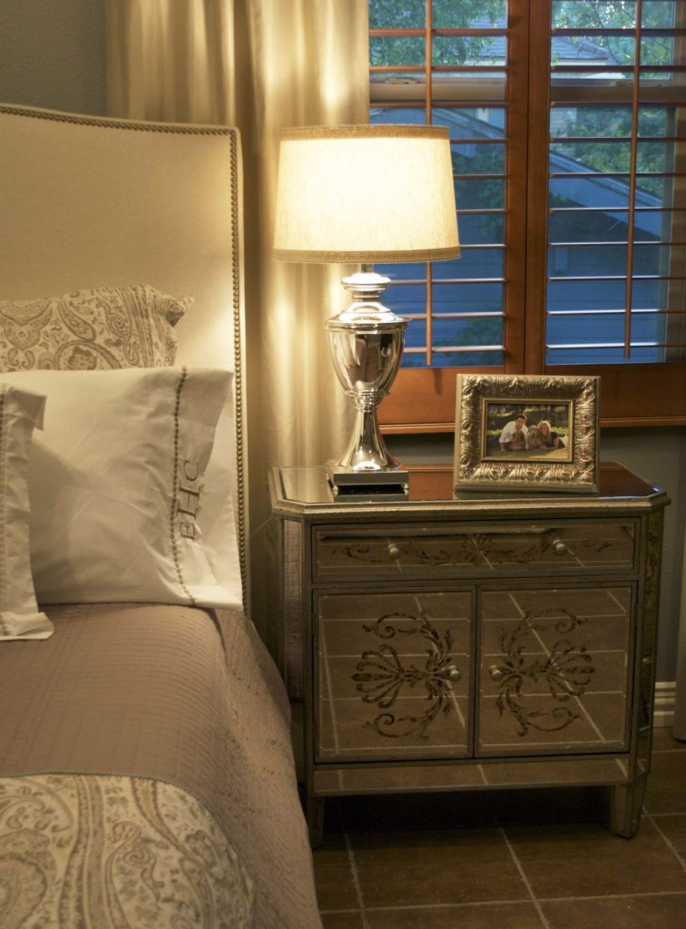 Classic Bedside Table in Metal Material with Ornament plus Metal Bed Lamp
